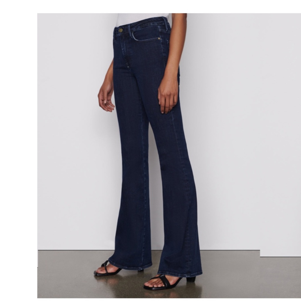 Le One Flare Mid-rise Jean from Frame - Picture 2 of 11